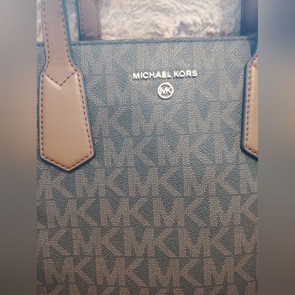 FLAWLESS!! Michael Kors, Large Maple Logo Signature Logo Crossbody/Tote - Picture 3 of 12